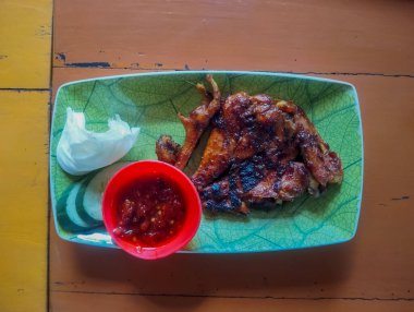 Acı soslu ızgara tavuk ve tabakta taze sebze.. 