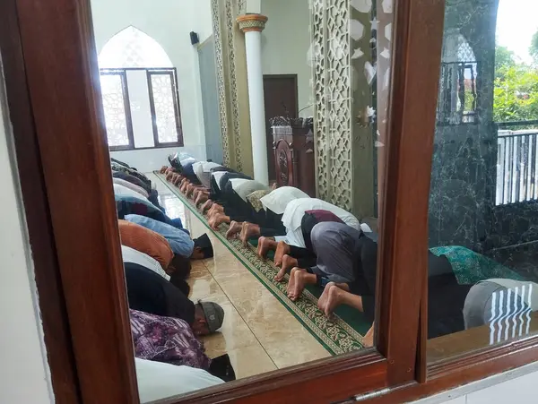 Purbalingga, Endonezya. 30 Haziran 2024. Müslümanlar camiinin içindeki cemaatte secde edip namaz kılıyorlar..