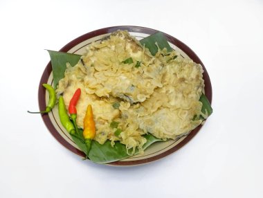 Mendoan baharatlı biber ile servis edilir. Mendoan, tempeh ve undan yapılan tipik bir Endonezya yemeğidir..