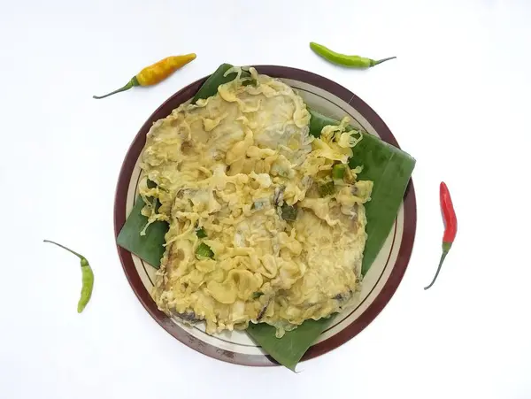 stock image Mendoan on a plate with some spicy chili, mendoan is a typical Indonesian food made from tempeh and flour.