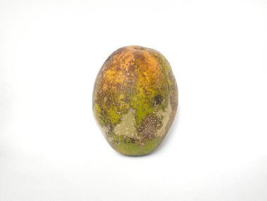 Endonezya 'da kedondong adı verilen yarı olgun ambarella meyvesi, bazı kısımları turuncu ve diğer kısımları yeşil, beyaz bir arka planda izole edilmiş.. 