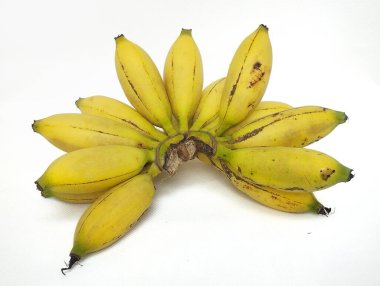 Beyaz bir arka planda izole edilmiş küçük sarı bir muz tarağı.