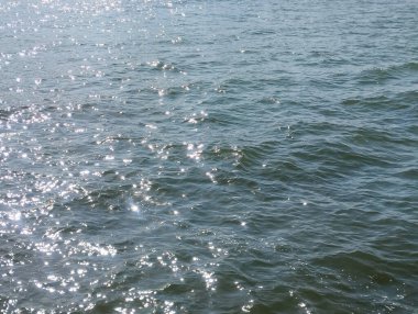 Güneş ışığındaki deniz suyunun parıltısı..