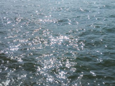 Güneş ışığındaki deniz suyunun parıltısı..