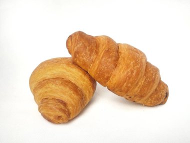 Beyaz arka planda izole edilmiş kruvasan ekmeği - kruvasan veya hilal rulosu Fransa 'dan gelen bir hamur işi türüdür. Hilal şeklindeki bir aya benzediği için böyle adlandırılmıştır..