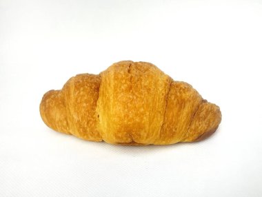 Beyaz arka planda izole edilmiş kruvasan ekmeği - kruvasan veya hilal rulosu Fransa 'dan gelen bir hamur işi türüdür. Hilal şeklindeki bir aya benzediği için böyle adlandırılmıştır..