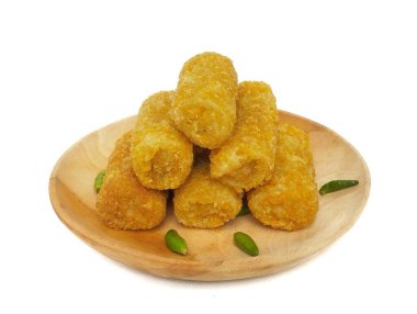 Ahşap bir tabakta, un, yumurta ve sebze karışımı olan Endonezya yemekleri, genellikle 