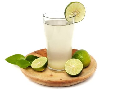 Beyaz arka planda izole edilmiş, ahşap bir tabakta limon aromalı bir bardak içki..