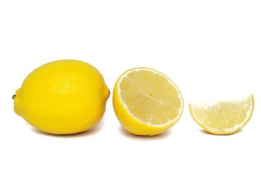 Tam ve dilimlenmiş limon, beyaz arka planda izole edilmiş - limon ekşi bir tadı olan ve tüketmesi sağlıklı bir meyvedir..