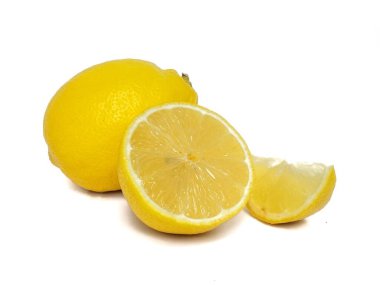 Tam ve dilimlenmiş limon, beyaz arka planda izole edilmiş - limon ekşi bir tadı olan ve tüketmesi sağlıklı bir meyvedir..