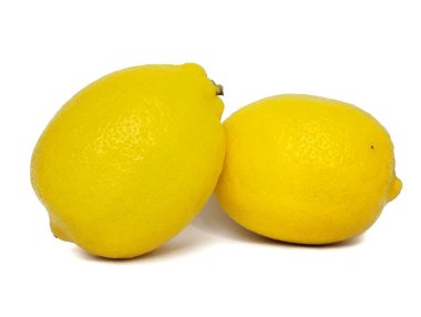 Beyaz arka planda izole edilmiş sarı bir limon, ekşi bir tadı var ve tüketmek için sağlıklı..