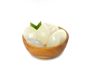 Beyaz bir zemin üzerinde izole edilmiş, ahşap bir kasede bulunan Lontar veya Siwalan meyvesi.