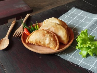 Kue Pastel ya da kızarmış börek ya da börek, Endonezya 'da yaygın bir aperatiftir. Derisi vermicelli, sebze, tavuk gibi çeşitli dolgularla doludur. Kenarında dalgalı bir hamur ile.