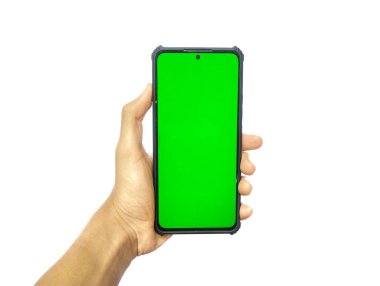 Beyaz arka planda izole edilmiş yeşil ekranlı akıllı telefonu tutan bir insan eli. Model.