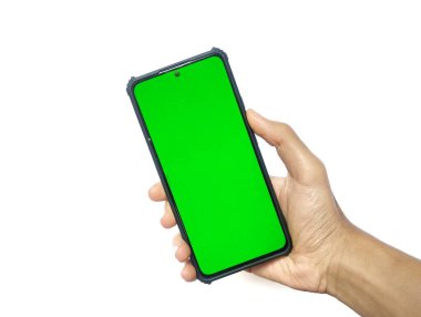 Beyaz arka planda izole edilmiş yeşil ekranlı akıllı telefonu tutan bir insan eli. Model.