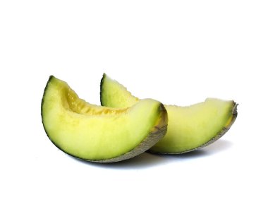 Taze kavun parçaları, yeşil renk, beyaz arkaplanda izole edilmiş..