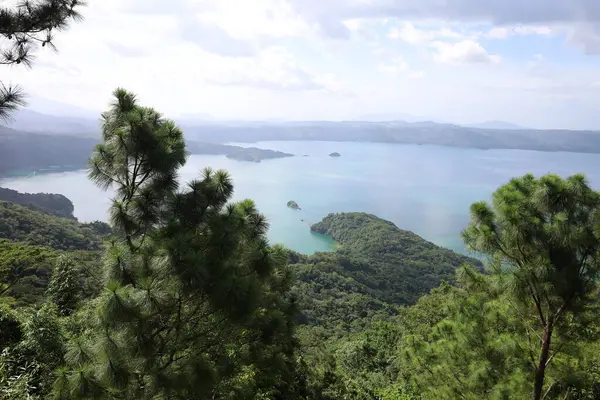 Etrafı Verdant Ormanı ile çevrili Tropikal Göl 'ün nefes kesici manzarası
