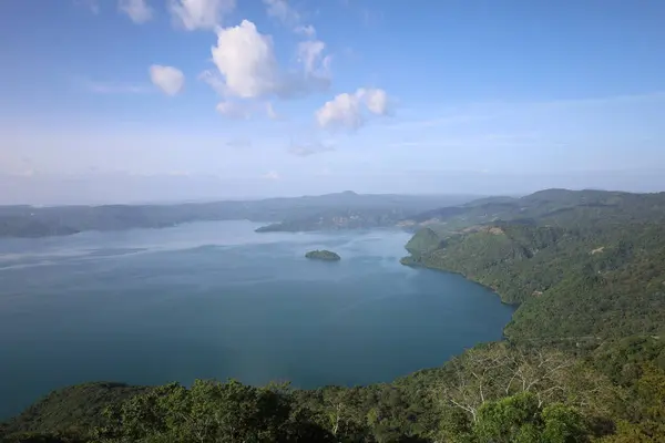 Bereketli Yeşil Tepeli Huzur Gölü Geniş Görüş