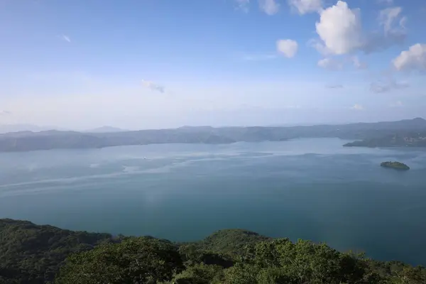 Dağlardaki gölün havadan görünüşü