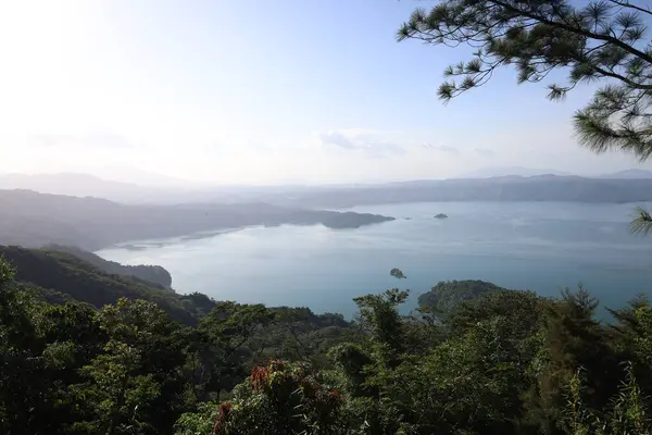Ormanla çevrili güzel bir göl manzarası