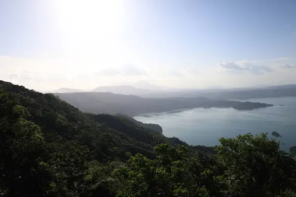 Gölü çevreleyen dağların güzel manzarası