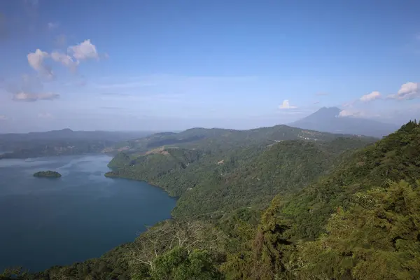 Güzel bir göl, dağlar ve volkan manzarası.