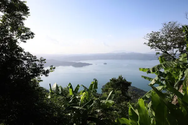 Muz tarlasından güzel bir göl manzarası