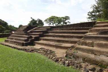 Eski bir Maya şehrinin kalıntıları.