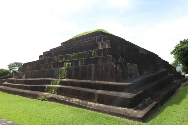 İyi korunmuş Maya piramidi, Tazumal