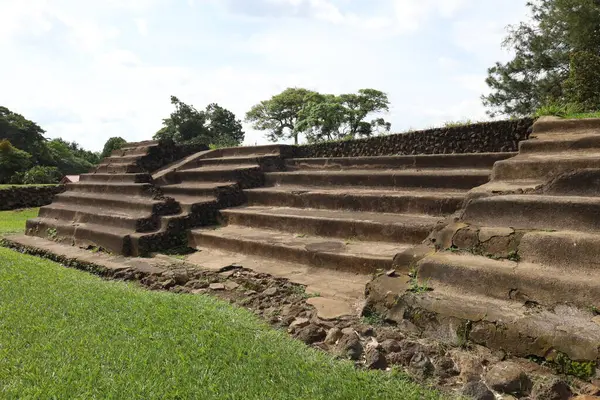Eski bir Maya şehrinin kalıntıları.