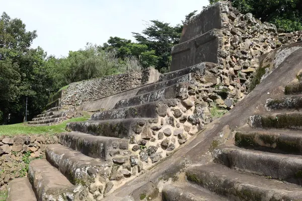 Antik Maya tapınağı Tazumal 'ın merdivenleri