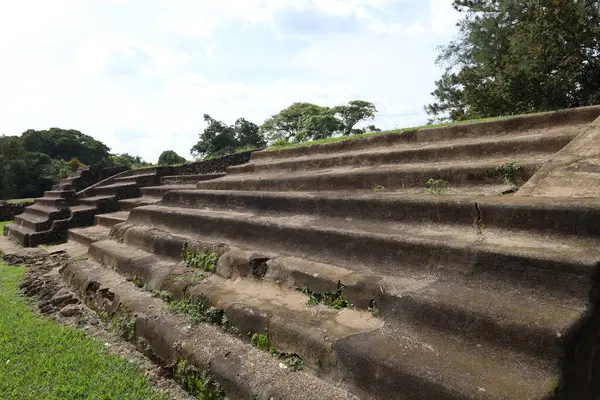 Maya şehri El Tazumal 'da antik taş merdivenler