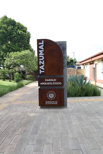 Tazumal Maya harabeleri giriş işareti