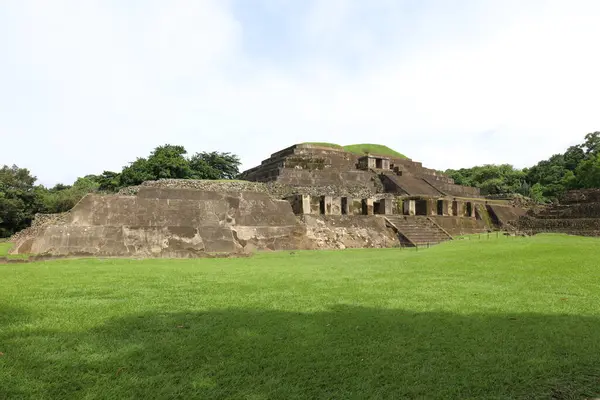 Antik Tazumal şehrinin kalıntılarının manzarası