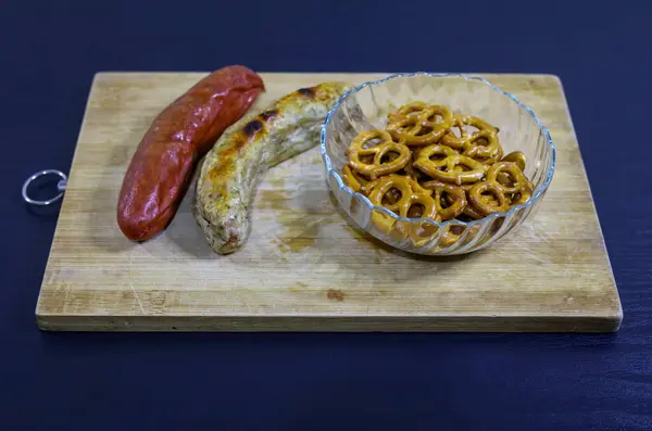 Oktoberfest için pişirilmiş sosis ve kraker.