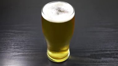 Bardağa bira dolduruyorum.