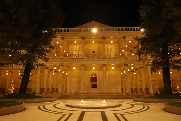 El Salvador 'un başkenti San Salvador' un göbeğinde bulunan ikonik neoklasik bir bina. Bu tarihi yapı, ülkenin zarif mimarisinin yer aldığı siyasi mirasının bir simgesi olarak duruyor.