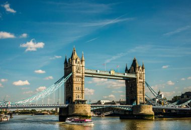 Londra, İngiltere 'de açık mavi gökyüzü olan güneşli bir günde Tower Bridge. Yüksek kalite fotoğraf