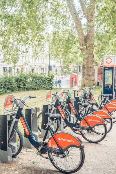 Londra, İngiltere - 06 01 2024 - Santander Bankası kırmızı halk e-motorları. Cadde kenetlenme istasyonuna park edilmiş sürdürülebilir elektrik döngüleri. 