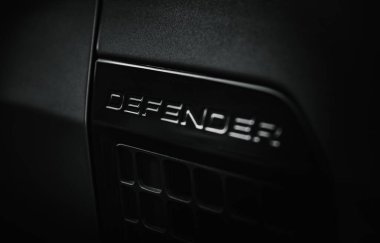 Warwickshire, İngiltere - 09.28.2024 - Modern Land Rover Defender marka otomotiv modeli lüks markanın şık siyah beyaz hava alımı. 2021 yılı. Bu ünlü otomobil üreticisinin yüksek standartları