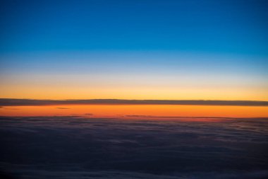Minimalist ufuk çizgisi bulutlu gün doğumu. Dramatik gökyüzü, parlak mavi ve turuncu renkler. Hava görüntüsü. Güneş doğmadan hemen önce.