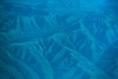 Dağ vadisinin soyut arka plan insansız hava aracı görüntüsü gerçeküstü soğuk mavi renkte. Ekstrem arazi gezegeni. Rocky Vadisi 'nde dağ yürüyüşü. Yukarıdan gelen toprak. Uçak navigasyon ekran görüntüsü.