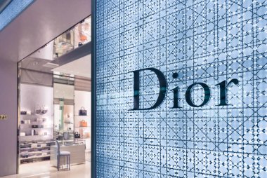 Londra, İngiltere, 03.23.2024 - Havaalanındaki Dior mağaza butiği. Moda işi. Dior, lüks tüketicilerine ulaşmak için dünyanın dört bir yanında mağazaları olan çok uluslu bir Fransız lüks malları şirketidir..