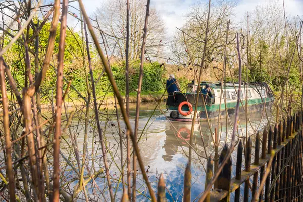 İngiltere seyahati - geleneksel eski kanal teknesi Warwickshire, Shakespeare County 'deki Büyük Birlik Kanalı' nda yol alıyor. Alternatif turist eğlencesi. Londra 'dan Birmingham' a kadar Kanal 'da küçük bir tekne.