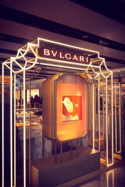 Londra, İngiltere, 03.23.2024 - Havaalanındaki Bvlgari mağaza vitrini butiği. Lüks bir iş. Bvlgari yüksek kaliteli mücevherleri ve aksesuarlarıyla ünlüdür. İtalyan markası artık LVMH grubuna ait..