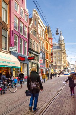 Amsterdam, Hollanda - 5 Nisan 2013 - Amsterdam şehir yaşamı. Hollanda 'nın turistik başkentinin şehir manzarası ve eski geleneksel kasaba evleri. Çekici Avrupa binalarıyla sokak hayatı