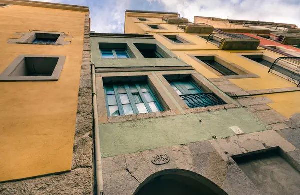 İspanya, Girona Ortaçağ şehri, Barselona 'dan günlük gezi. Costa Brava eski şehir merkezi sokağı. Tatil günlerinden uzaklaşmak. Resimli sarı taş binalar. Manzaraya bakıyorum.