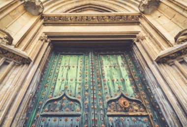 Girona, İspanya - Güzel eski ahşap kapılı ogee kemerli. Girona St. Mary katedrali. Turizmin dışında bir yer. Barok Romanesk Gotik tarzı. Geniş açı yukarı bakıyor. Etkileyici bir anıt..