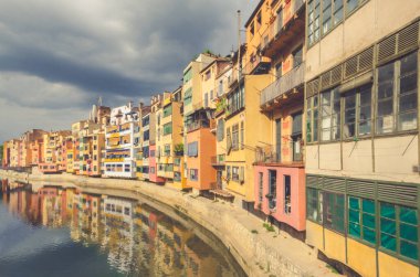 İspanya, nehir kenarındaki renkli evler. Girona şehri, Barselona 'dan günlük gezi. Costa Brava 'ya git. Tatil günlerinin dışında. Nehir kenarındaki evler. İspanyol şehri manzarası. Geleneksel resim Güney Avrupa.