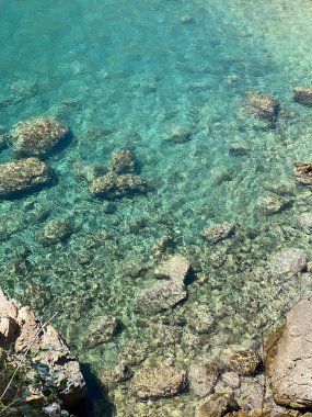 Taşlı mavi su ve berrak mavi deniz